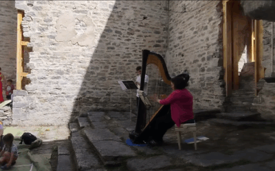 La música de Aladdin a la flauta y al arpa en el interior del monasterio medieval